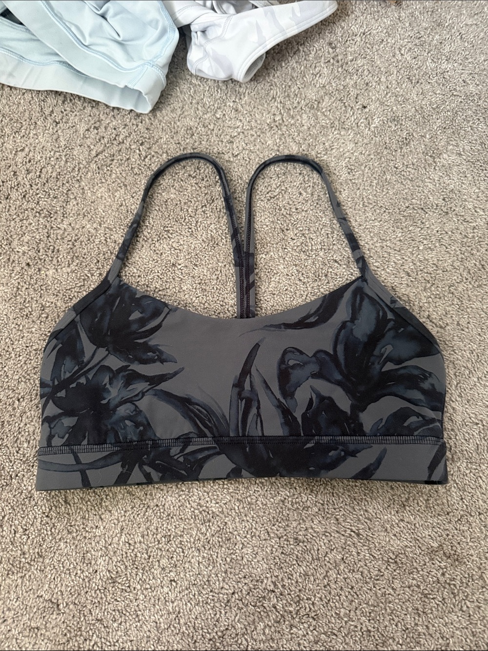 Lululemon flow y bra Floral Print Strappy Sports Bra - Gray/Black